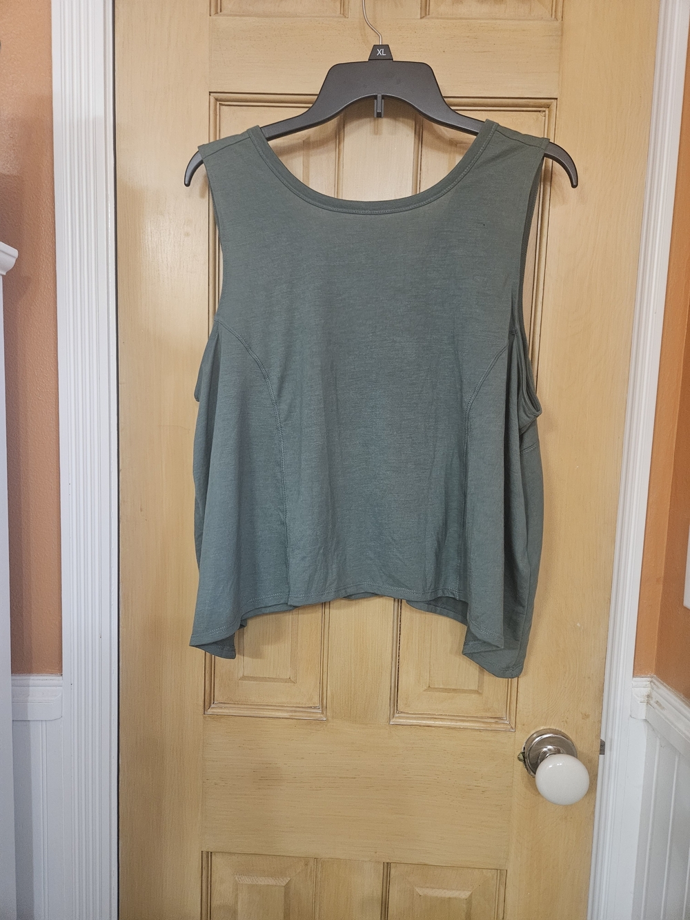 Old Navy Active Women’s Sleeveless Scoop Neck Top in Sage Green